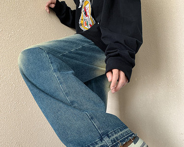 Kahes erinevas värvitoonis puhta disainiga meeste teksad