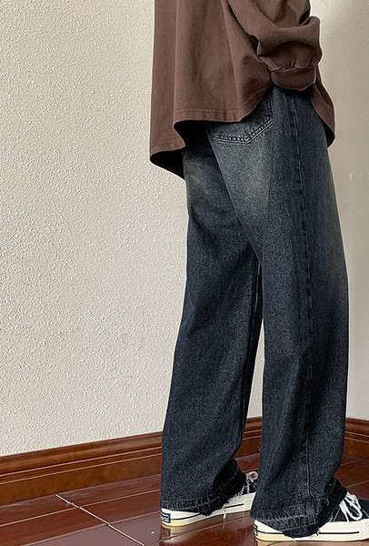 Kahes erinevas värvitoonis puhta disainiga meeste teksad