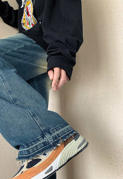 Kahes erinevas värvitoonis puhta disainiga meeste teksad