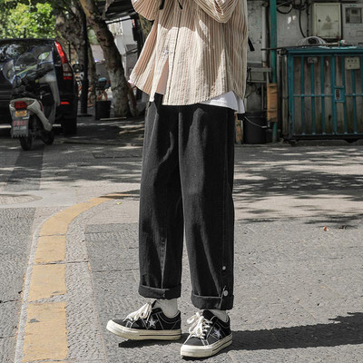 Moodsad meeste teksad üleskeeratud sääre ja nööbkinnitusega