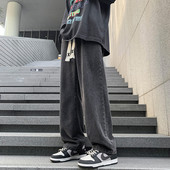 Férfi farmer zsebbel és nyakkendővel