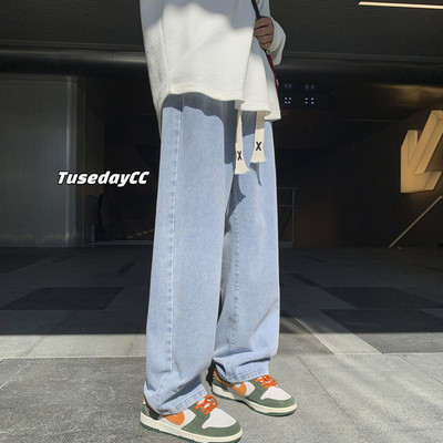 Férfi farmer zsebbel és nyakkendővel