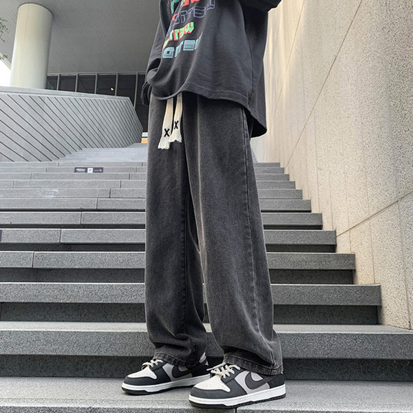 Férfi farmer zsebbel és nyakkendővel