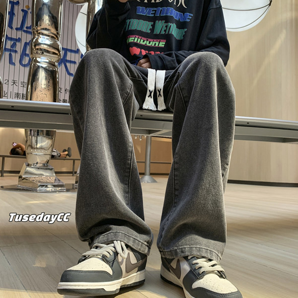 Férfi farmer zsebbel és nyakkendővel