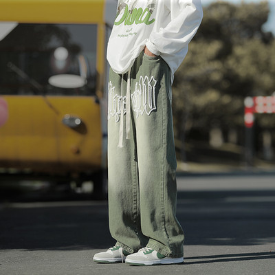 Ανδρικό τζιν με κέντημα και γράμματα