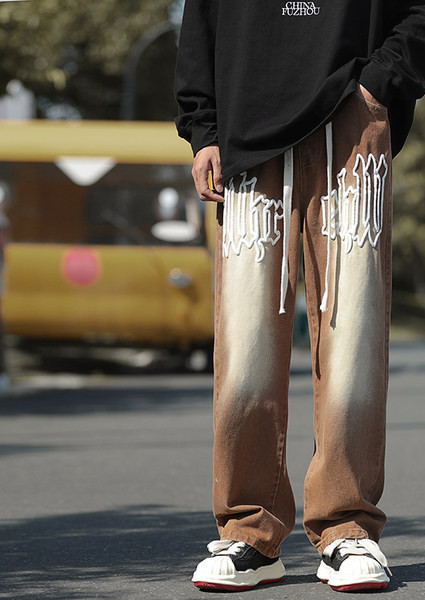 Ανδρικό τζιν με κέντημα και γράμματα