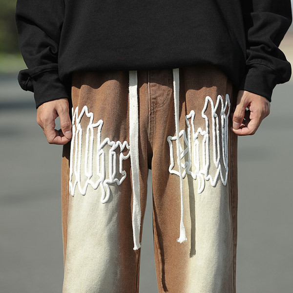 Ανδρικό τζιν με κέντημα και γράμματα