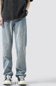 Platūs vyriški džinsai su kišene ir išsiuvinėtu kryžiumi