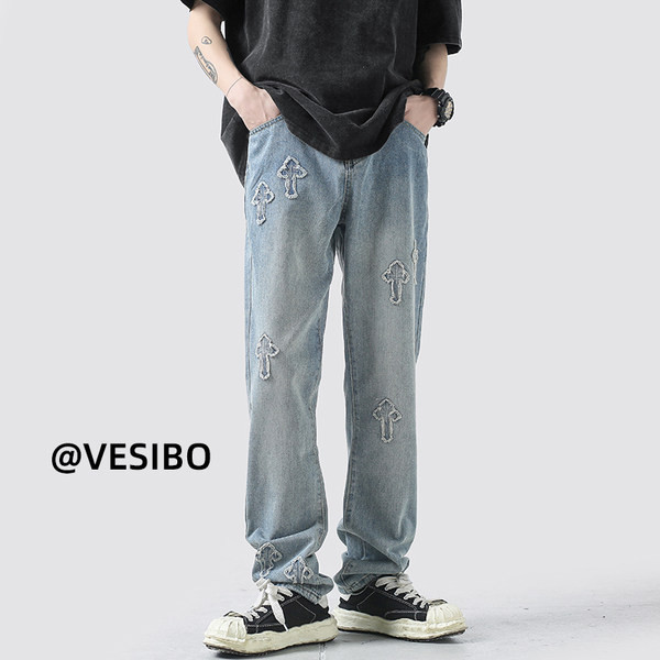 Platūs vyriški džinsai su kišene ir išsiuvinėtu kryžiumi