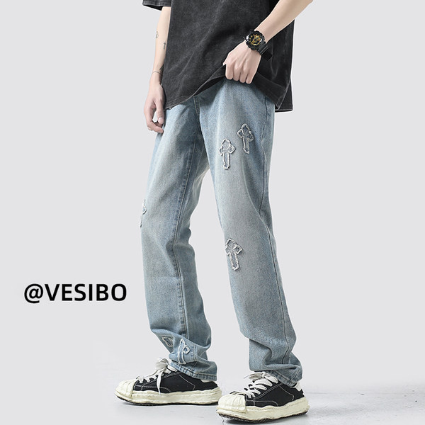 Platūs vyriški džinsai su kišene ir išsiuvinėtu kryžiumi