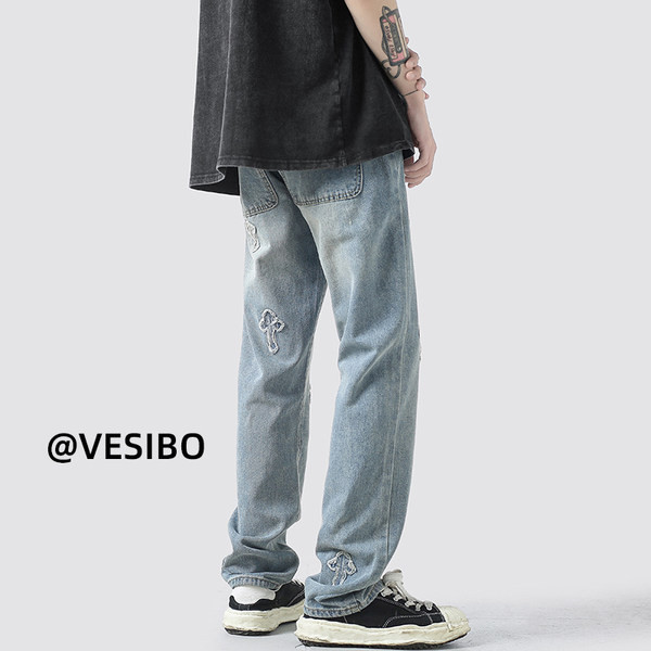 Platūs vyriški džinsai su kišene ir išsiuvinėtu kryžiumi