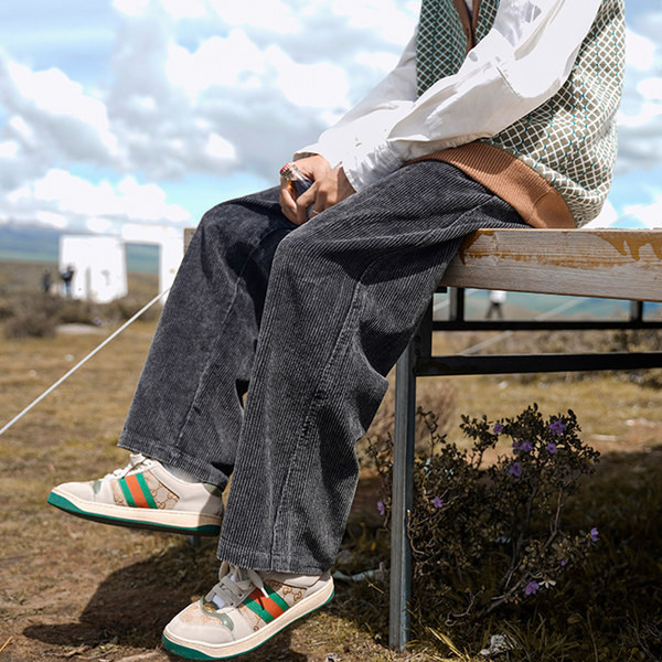 Trijų spalvų vyriški džinsai su kišene