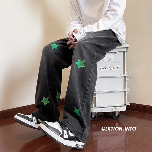 Νέο μοντέλο ανδρικού τζιν με κεντητή επιγραφή και αστέρια