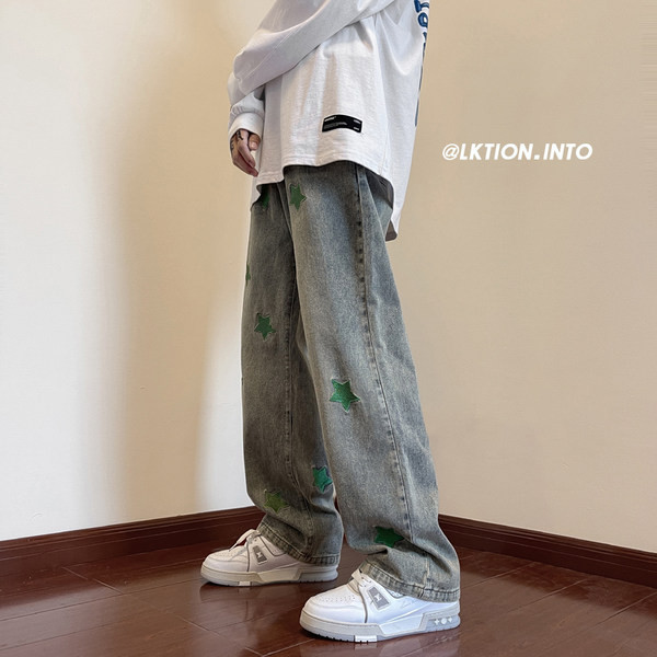 Νέο μοντέλο ανδρικού τζιν με κεντητή επιγραφή και αστέρια