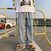 Laia istuvusega meeste teksad, millel on sääred ja logo