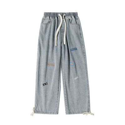 Laia istuvusega meeste teksad, millel on sääred ja logo