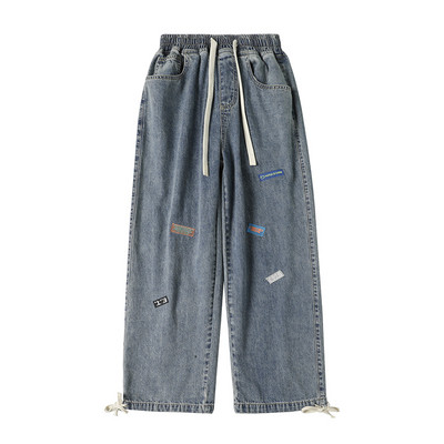 Laia istuvusega meeste teksad, millel on sääred ja logo