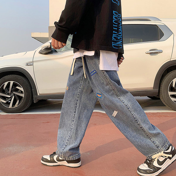 Laia istuvusega meeste teksad, millel on sääred ja logo