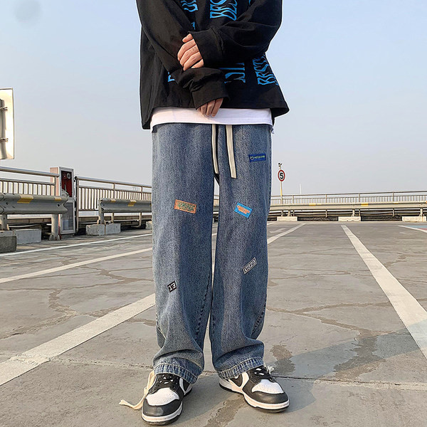 Laia istuvusega meeste teksad, millel on sääred ja logo