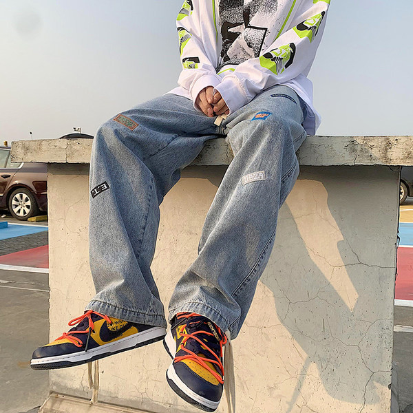 Laia istuvusega meeste teksad, millel on sääred ja logo