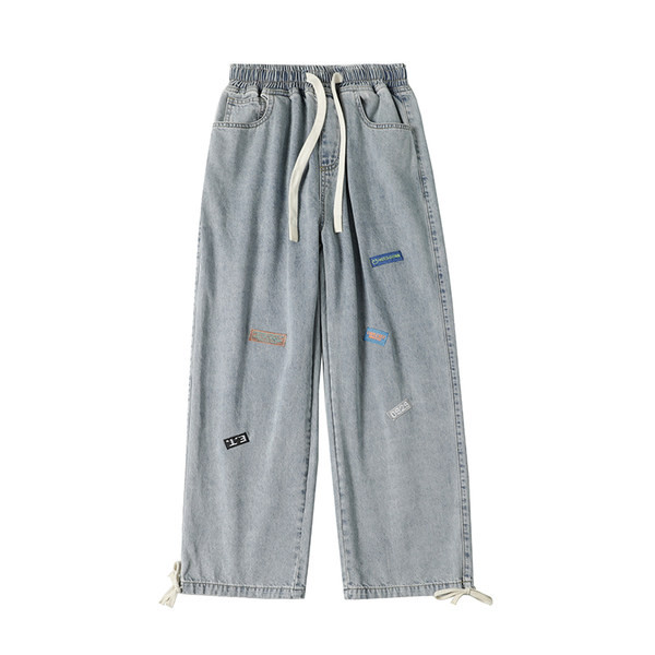 Laia istuvusega meeste teksad, millel on sääred ja logo