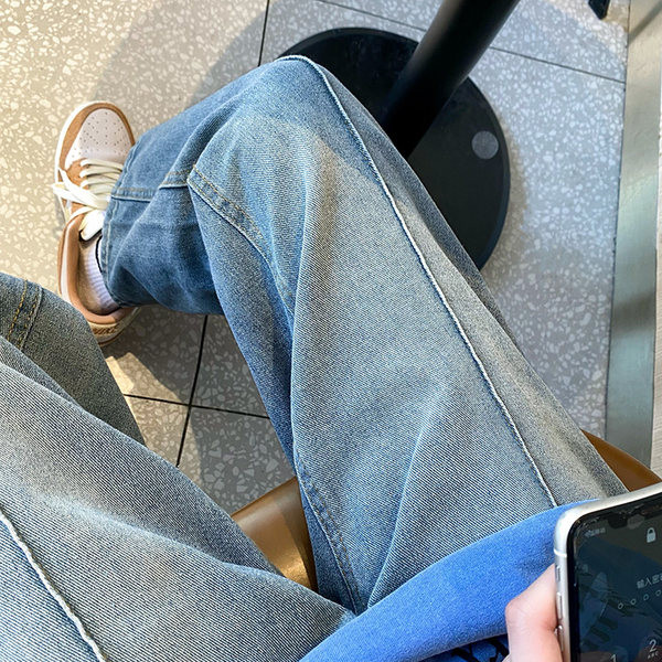 Paprasti vyriški džinsai su švaraus rašto kišene