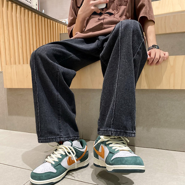 Paprasti vyriški džinsai su švaraus rašto kišene