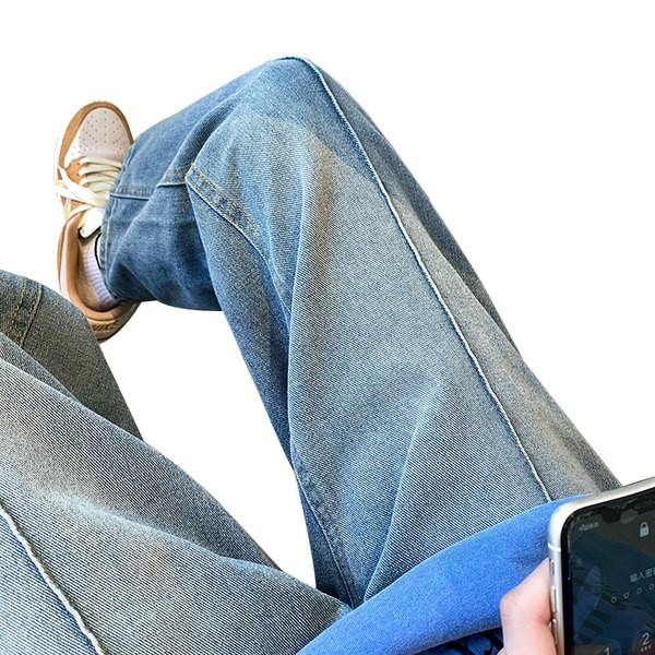 Paprasti vyriški džinsai su švaraus rašto kišene