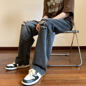 Férfi farmer hímzett felirattal, szakadt motívumokkal