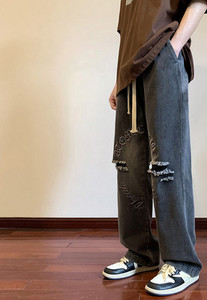 Férfi farmer hímzett felirattal, szakadt motívumokkal