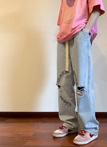 Férfi farmer hímzett felirattal, szakadt motívumokkal