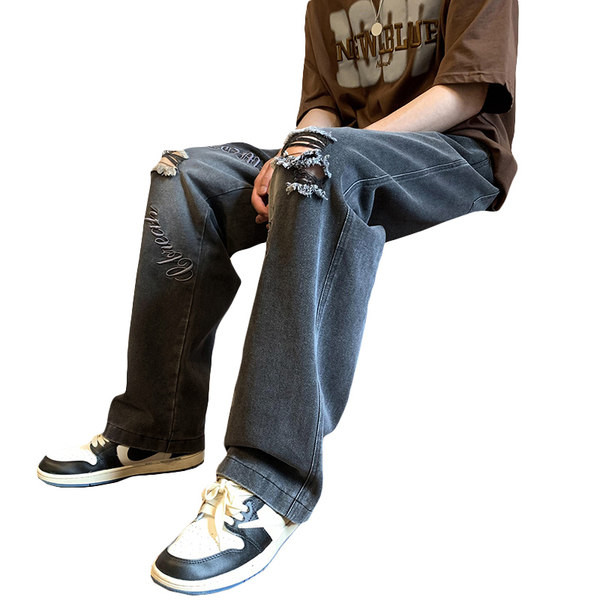 Vyriški džinsai su išsiuvinėtomis raidėmis ir suplėšytais motyvais