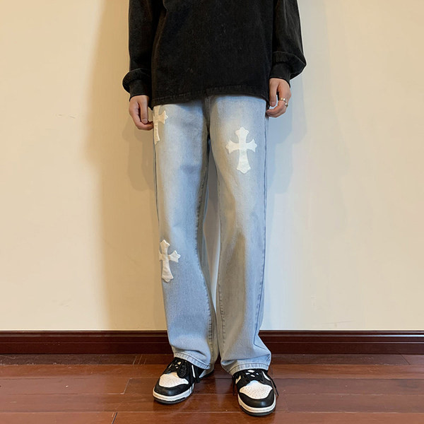 Dviejų spalvų plataus rašto vyriški džinsai su kryželiu
