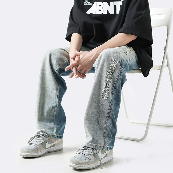 Ανδρικό φαρδύ τζιν με σκισμένα μοτίβα