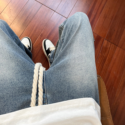 Meeste paeltega kõrge vöökohaga teksad