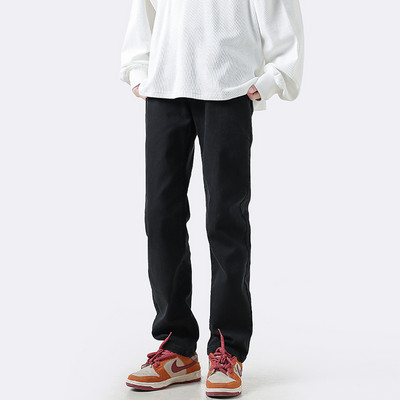 Ανδρικό φθινοπωρινό τζιν εφαρμοστό μοντέλο με σκισμένα μοτίβα