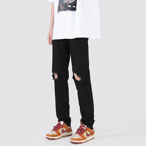 Ανδρικό φθινοπωρινό τζιν εφαρμοστό μοντέλο με σκισμένα μοτίβα