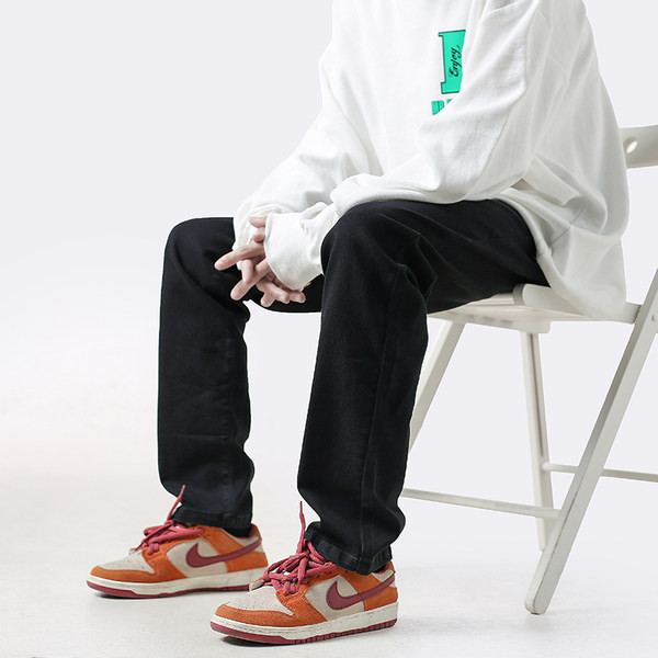 Ανδρικό φθινοπωρινό τζιν εφαρμοστό μοντέλο με σκισμένα μοτίβα