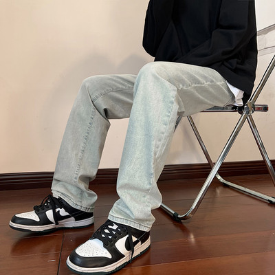 Férfi farmer tiszta modell, zsebbel a mindennapi élethez