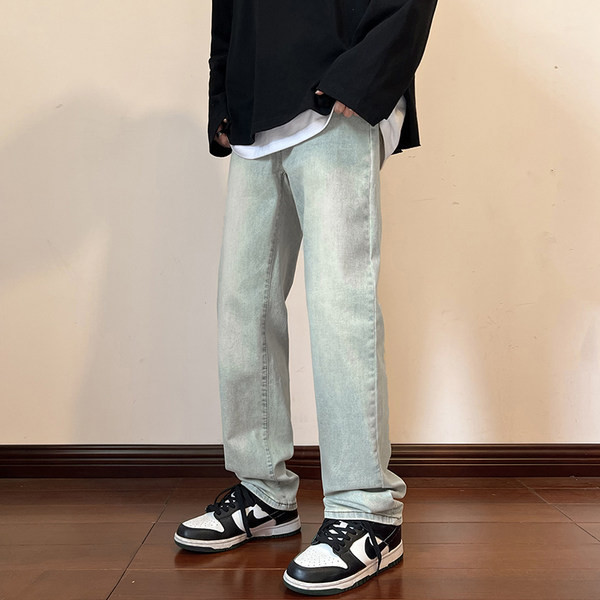 Férfi farmer tiszta modell, zsebbel a mindennapi élethez