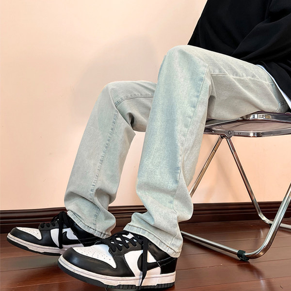 Férfi farmer tiszta modell, zsebbel a mindennapi élethez