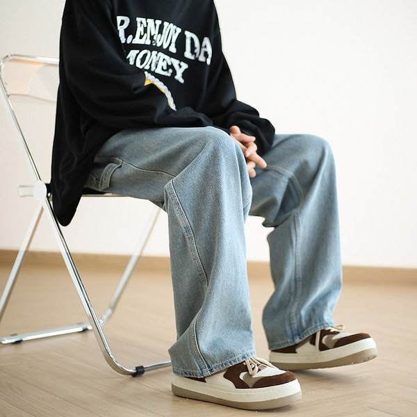 Trijų spalvų vyriškų džinsų švarus modelis