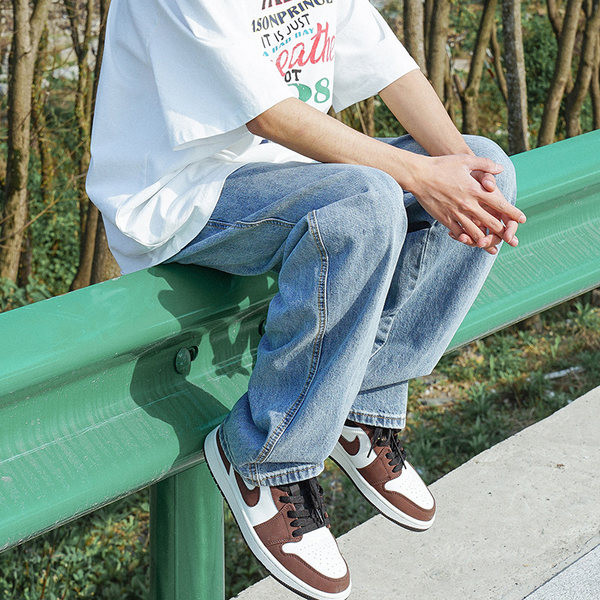 Férfi alkalmi farmernadrág zsebbel és széles szárral