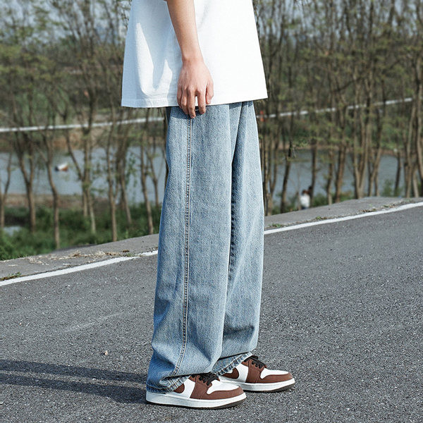 Férfi alkalmi farmernadrág zsebbel és széles szárral