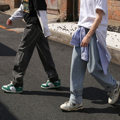 Zsebes férfi farmer három világban