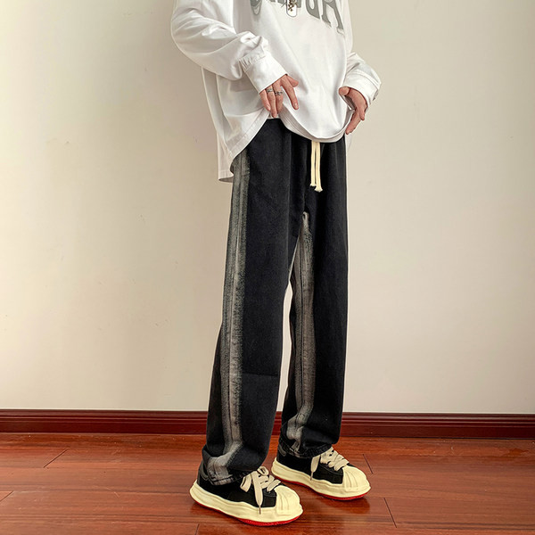 Fekete színű férfi farmer, fehér motívummal és fűzővel