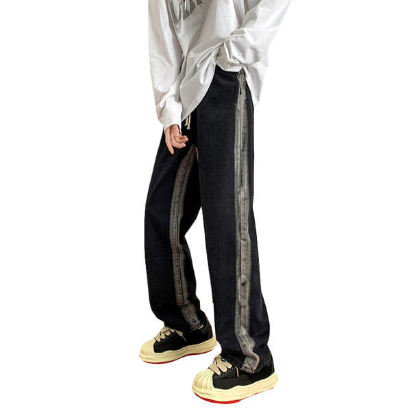 Fekete színű férfi farmer, fehér motívummal és fűzővel