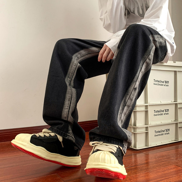 Fekete színű férfi farmer, fehér motívummal és fűzővel