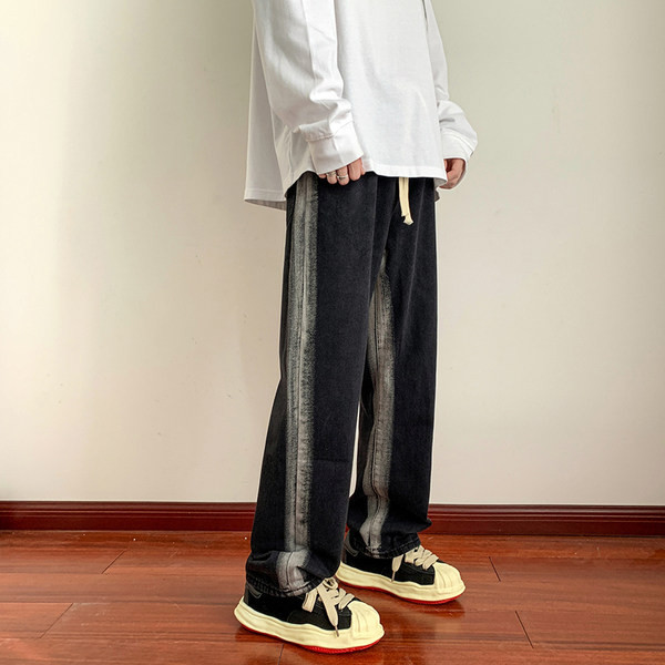 Fekete színű férfi farmer, fehér motívummal és fűzővel