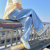 Férfi hétköznapi világos farmernadrág zsebbel